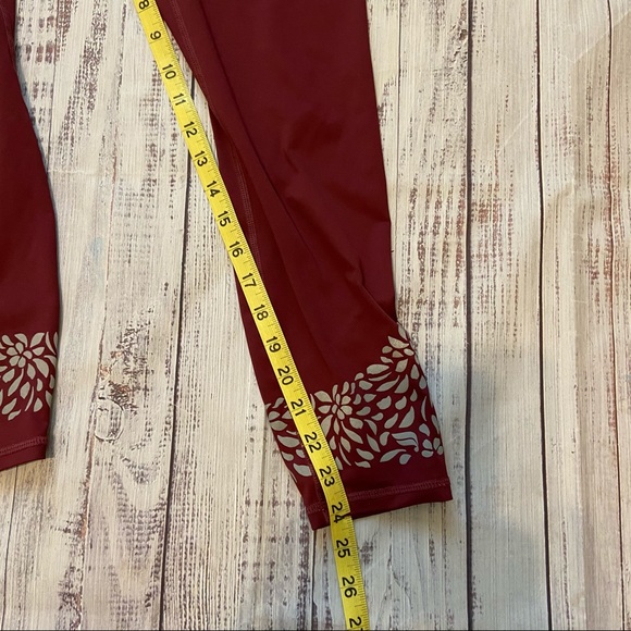 Fabletics Mid-Rise Reflective Powerlite 7/8 Leggings. Size Medium. EUC - Picture 13 of 13